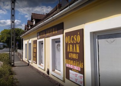 Az étterem az utcáról