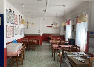 az étkezde belseje a pulttól nézve