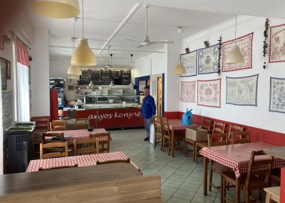 Az étkezde belseje a bejárat felől